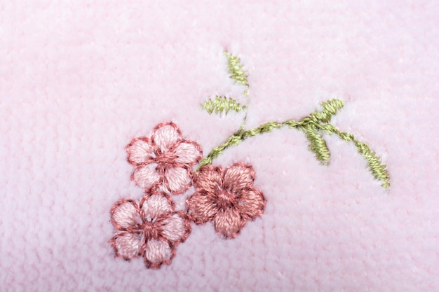 Вышитая цветочная деталь